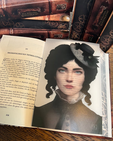 Das Page Overlay zeigt das Porträt der weiblichen Hauptfigur des Buches "Elisa Hemmiltons Kofferkrimi". Elisa trägt ihr dunkles Haar hochgesteckt und einen kleinen, schrägsitzenden Hut, außerdem eine dunkle Bluse mit hochgeschlossenem Kragen.